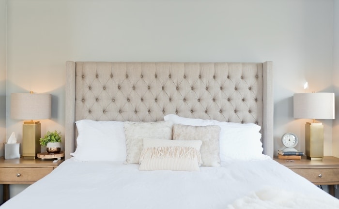 habitación con cama y accesorios en tonos neutros