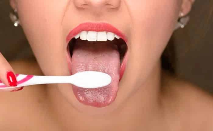 limpiar lengua cepillo dientes