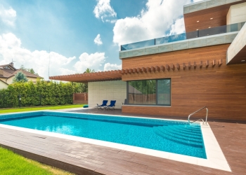 casa de madera con piscina exterior