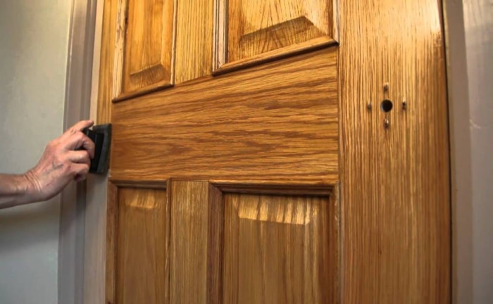 columpio Hong Kong Sui Devuelve el brillo a tus puertas de madera aplicando así el barniz