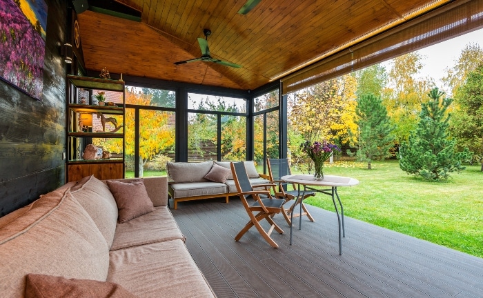 ventilador de techo en un porche en madera y jardín