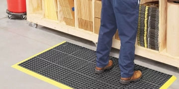 como limpiar alfombra goma