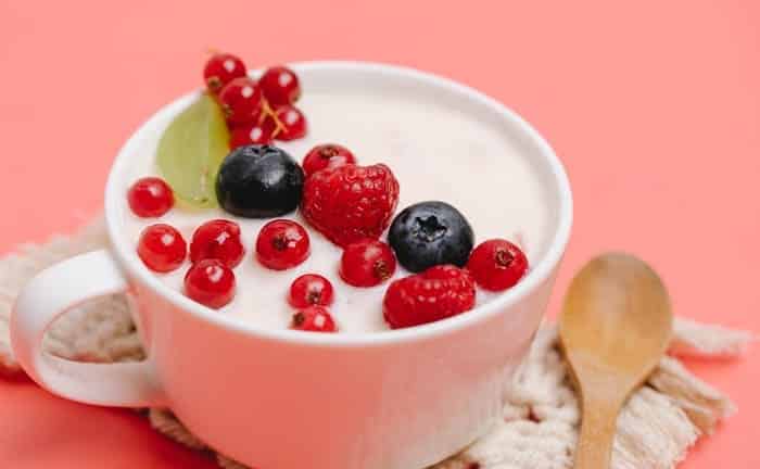 el yogurt es un alimento que contienen azucar