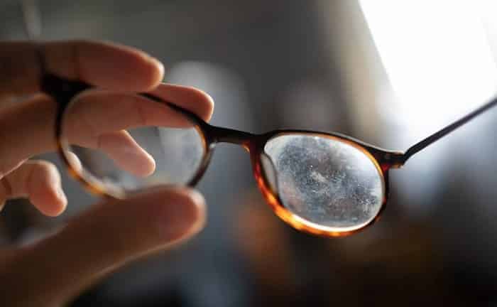 clean glasses with baking soda