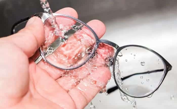 cleaning glasses soapy water