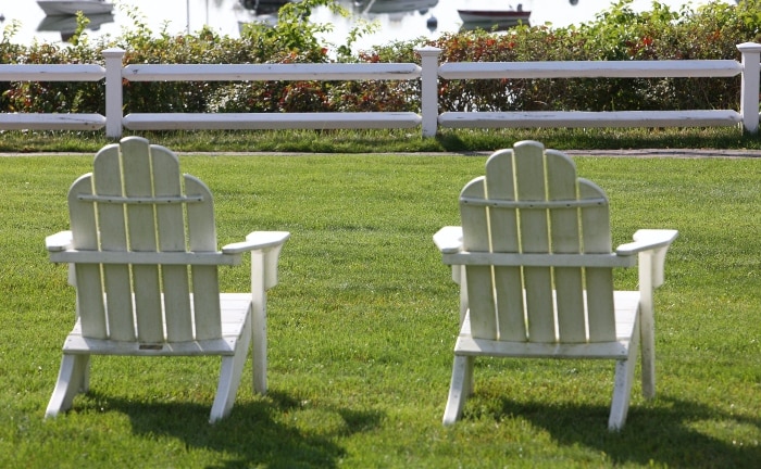 Dos sillas Adirondack, elemento decorativo 100 % Hamptons