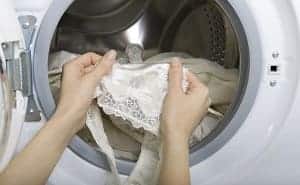 lavar lenceria mujer lavadora