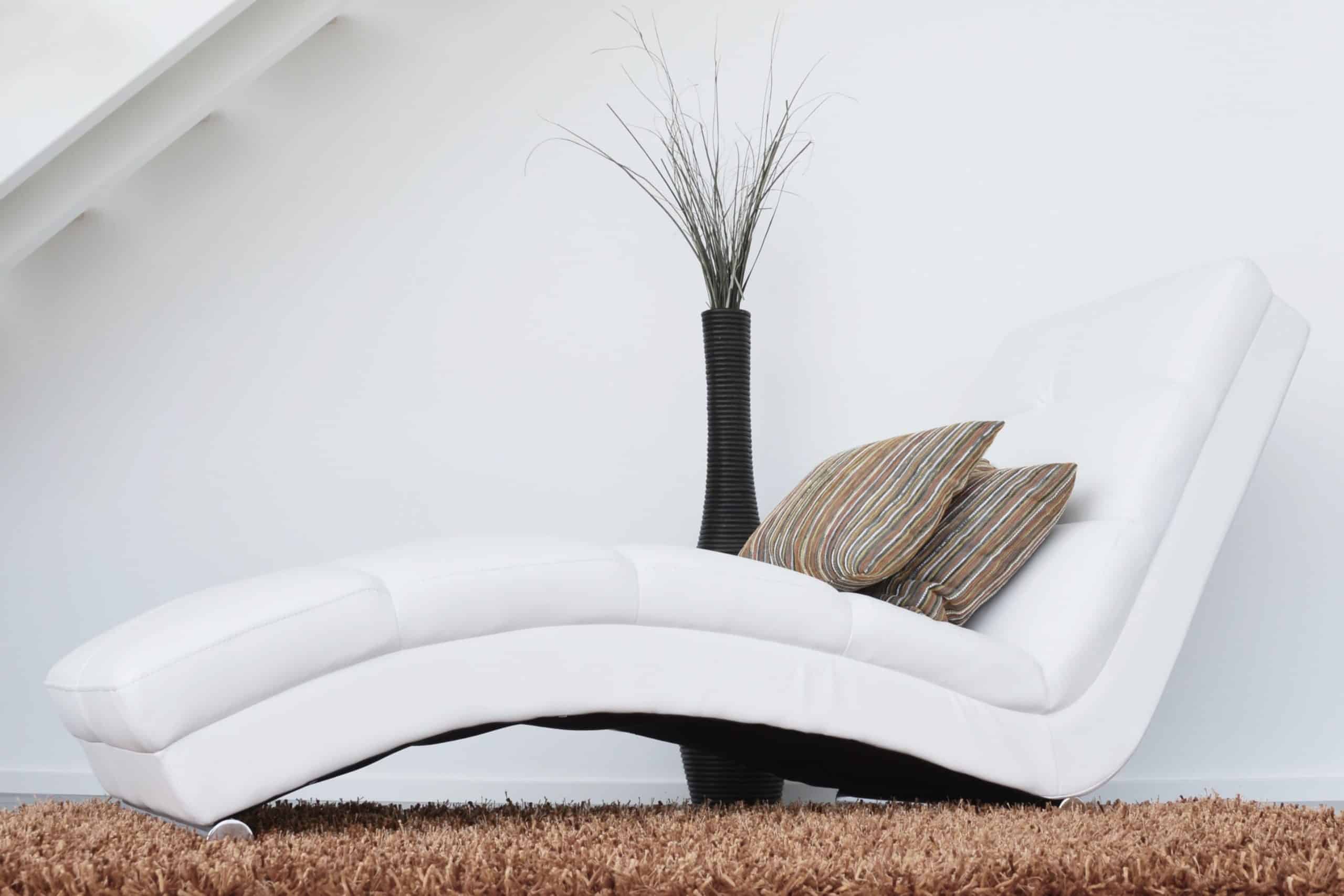 mueble minimalista con alfombra mullida