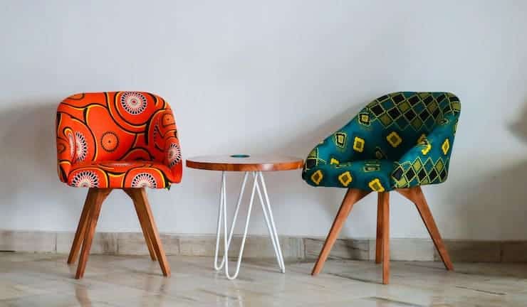 sillas con estampado colorido