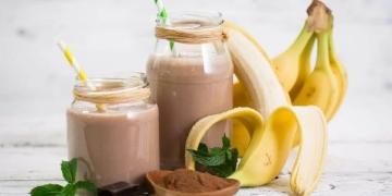 Batido de banana, avena, chocolate y yogur para iniciar el día como Dios manda