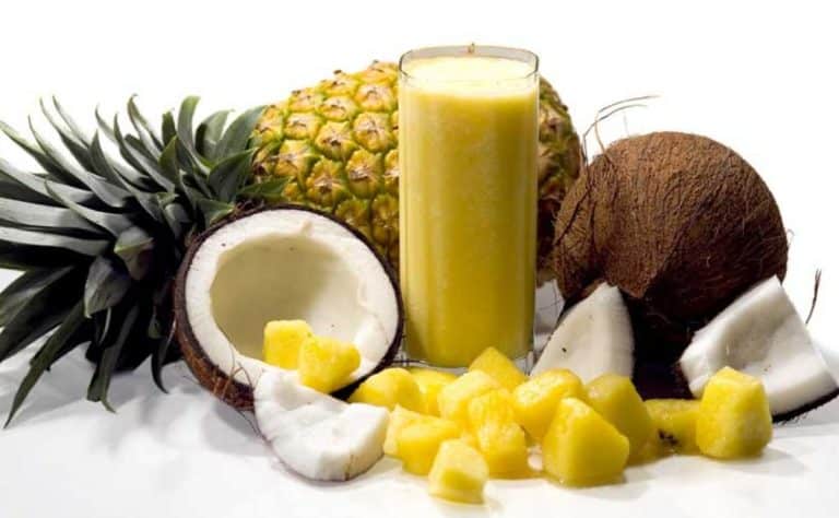 Batido de coco, mango y piña para los días me mayor calor