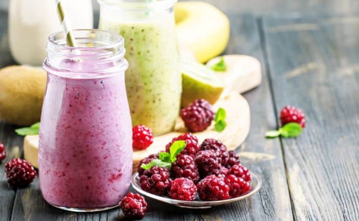How to prepare a mango and blackberry smoothie