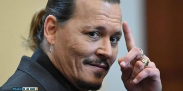 Johnny Depp hangs out with his lawyer