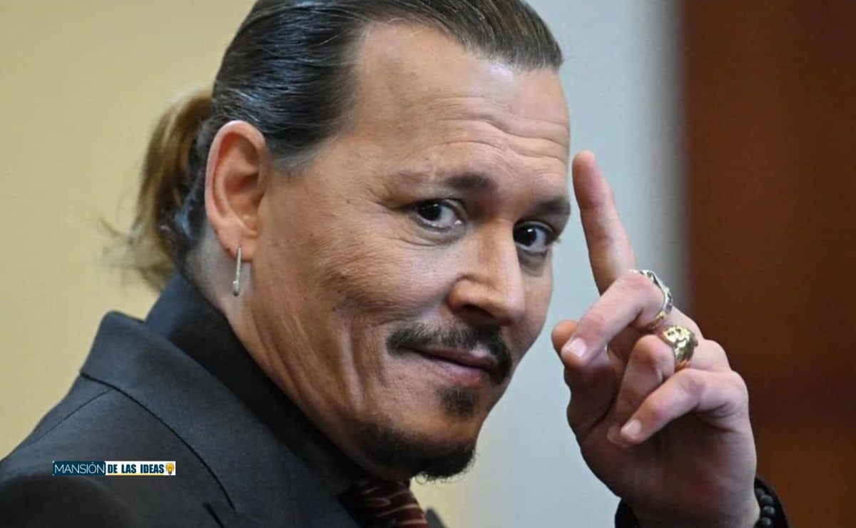 Johnny Depp hangs out with his lawyer