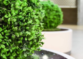 decorar con plantas artificiales