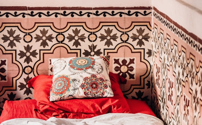 dormitorio azulejos rosas marroquíes