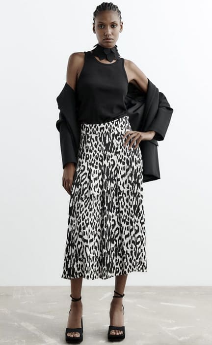 Falda con tablas animal print de Zara