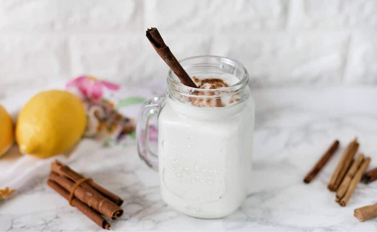 Batido de leche, canela y limón