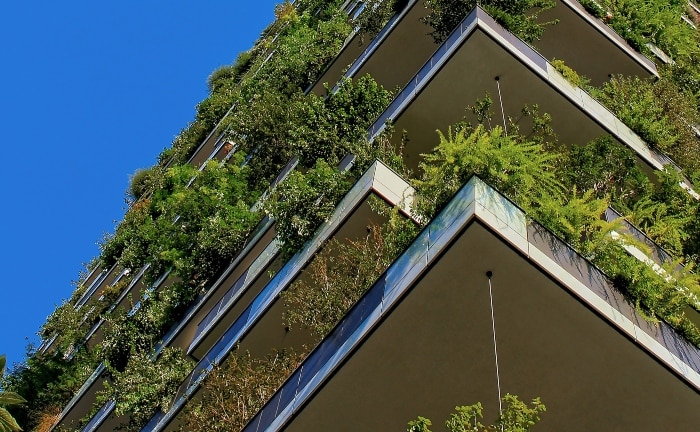 vista desde abajo de edificio sostenible