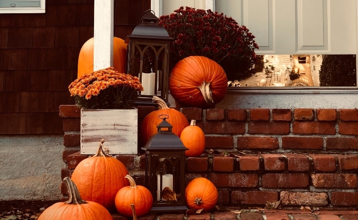 entrada de una casa en Halloween con calabazas