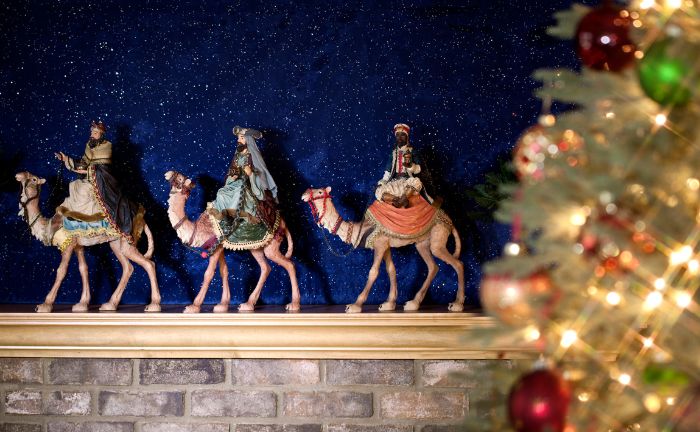 Los Reyes Magos junto al árbol de Navidad