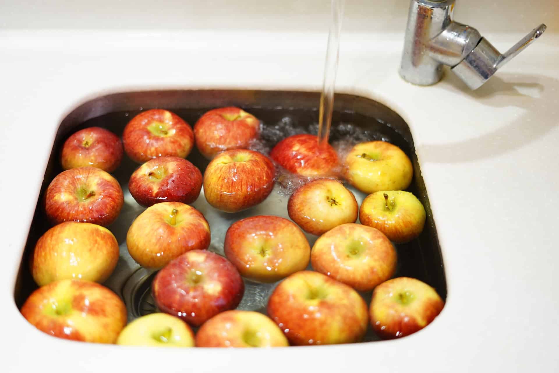 apples vinegar clean
