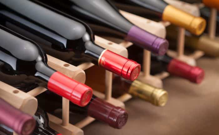 botellas de vino en botellero de madera