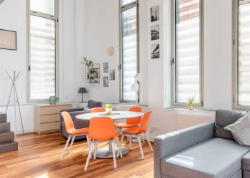 El moderno salón de un apartamento de Gràcia