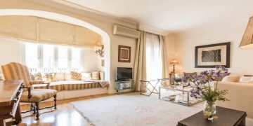 El salón de un Airbnb en Barrio Salamanca