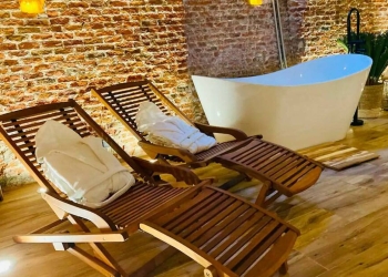 La sauna y el jacuzzi en un Airbnb de Madrid