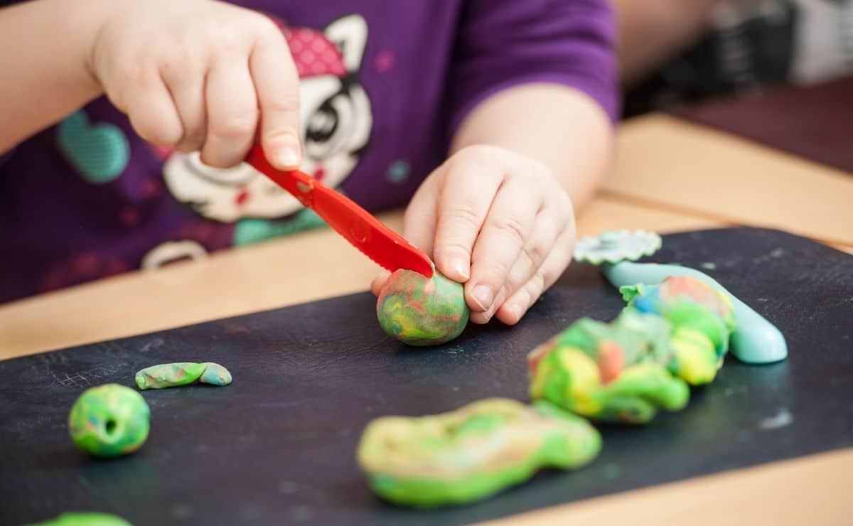 como quitar plastilina de la mesa