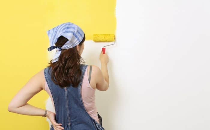 joven pintando una pared