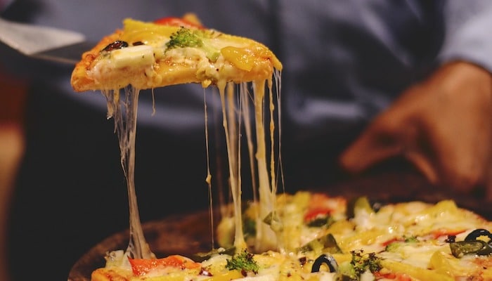 pizza con queso derretido