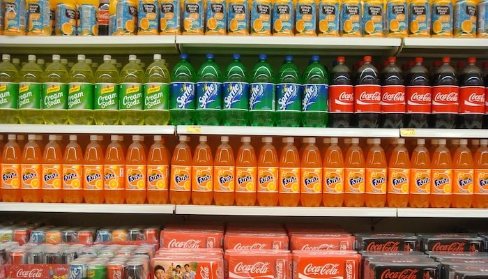 estanterías bebidas azucaradas en supermercado