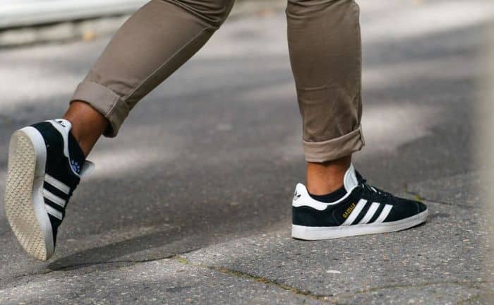 Adidas Gazelle en color blanco y negro que se ha convertido en una zapatilla icónica con el paso del tiempo
