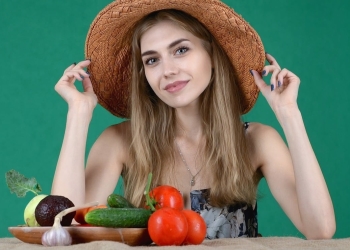 Mujer con frutas verduras contra colesterol