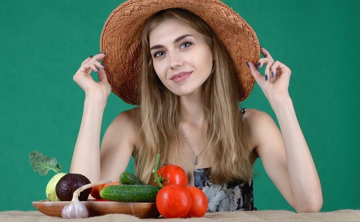 Mujer con frutas verduras contra colesterol