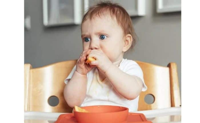 bebé comiendo