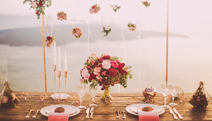 mesa con flores y velas
