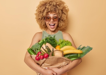 mujer sorprendida frutas verduras