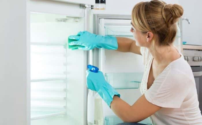Remove yellow stains from the refrigerator