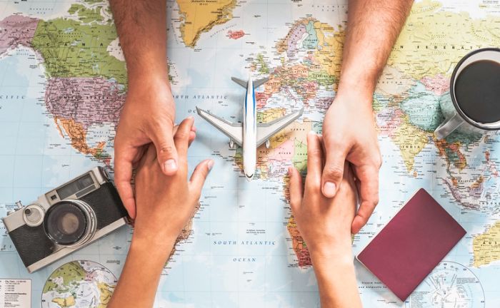 pareja de la mano sobre mapa del mundo