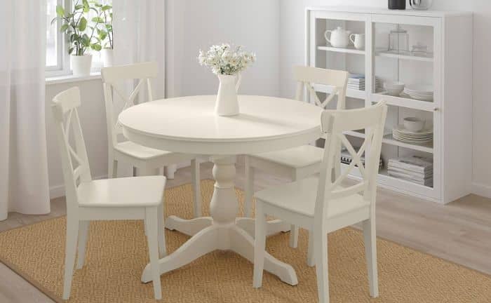 Conjunto de muebles para comedor INGATORP-INGOLF con una mesa y cuatro sillas de estilo clásico y madera maciza