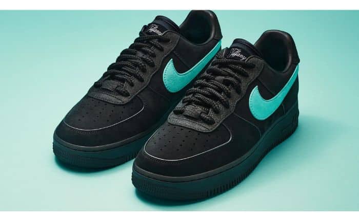 Nike Air Force 1 Low Tiffany & Co. 1837 with a swoosh in a blue color very similar to that of diamonds.