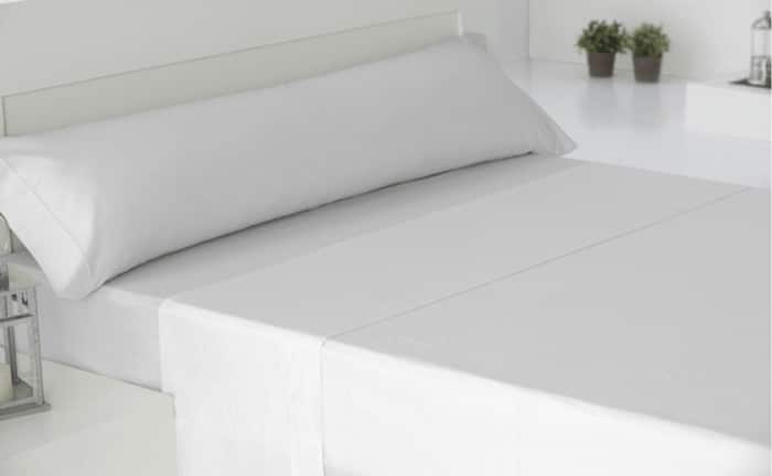 Juego sábanas blancas cama Carrefour
