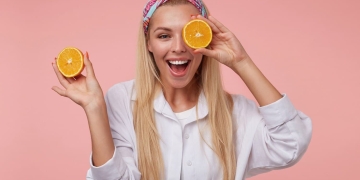 mujer felicidad comer naranjas