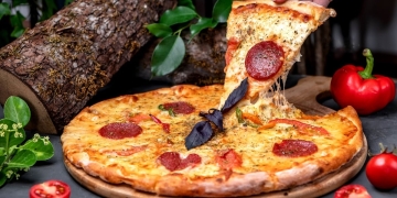 pizza casera saludable cortada