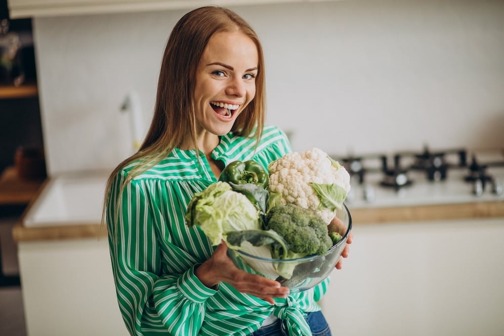 mujer verduras saludables contra colesterol