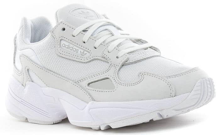 Adidas Falcon diseñada con materiales como el ante, la malla o detalles metalizados en color blanco