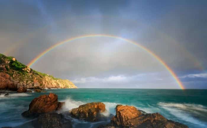 arcoíris en una playa